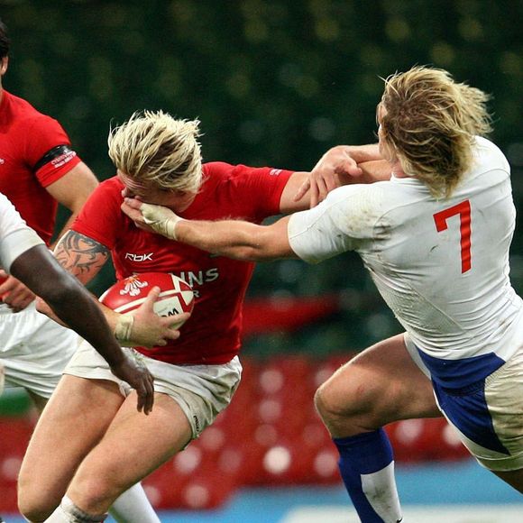 Et de préciser qu'il y a bien plus de rugbymen dans cette situation qu'on ne le pense :  "Le neurologue qui m’a suivi m’a dit que 70 % des joueurs professionnels avaient subi des dommages au cerveau."

L'équipe du Pays de Galles, Alix Popham, tient tête à l'équipe de France, Rémy Martin, lors du match des Invesco Perpetual Summer Series, Pays de Galles contre France, au Millennium Stadium de Cardiff, Royaume-Uni, le 26 août 2007. La France s'est imposée 34-7. Photo by David Jones/PA/Cameleon/ABACAPRESS.COM
