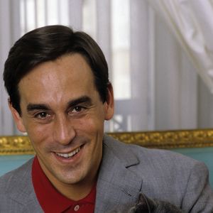 En France, à Paris, Thierry Ardisson posant chez lui en octobre 1986