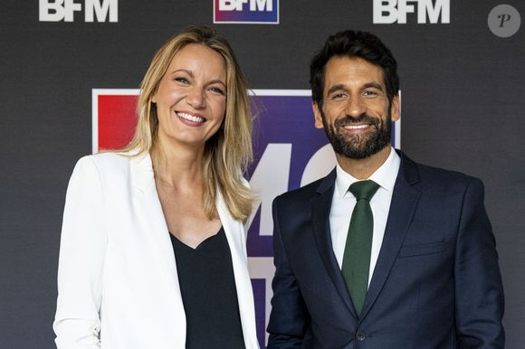 Une routine bien rodée.

Perrine Storme et Dominique Tenza au photocall de rentrée des journalistes de BFM RMC dans les locaux du groupe CMA CGM à Paris, France, le 26 août 2025. © Pierre Perusseau/Bestimage