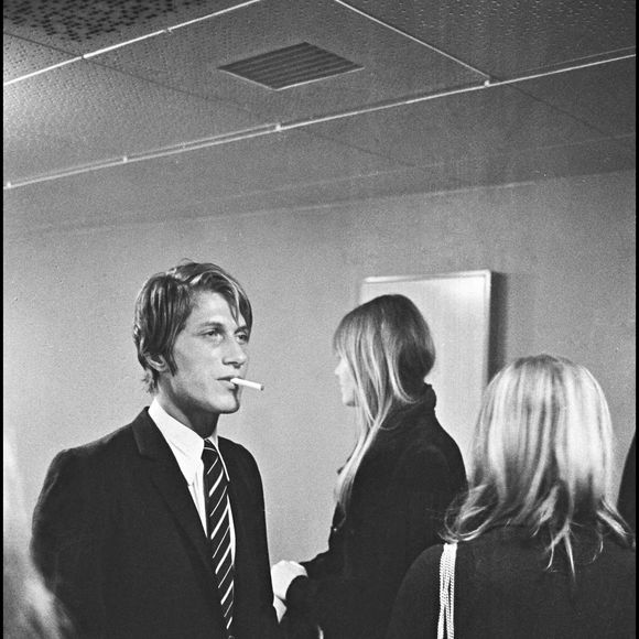 Archives - Jacques Dutronc et Françoise Hardy dans les coulisses de l'émission - Le Palmarès des chansons - en 1967.