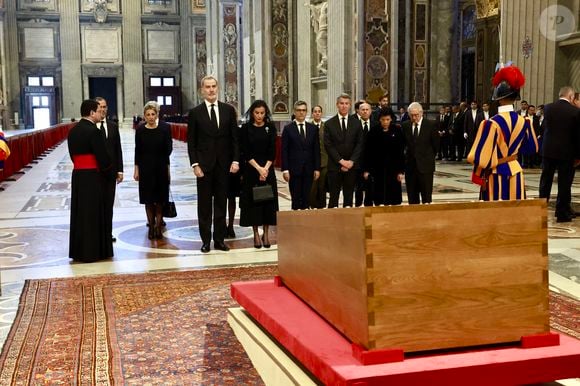 Le roi Felipe VI et la reine Letizia d’Espagne, assistent aux funérailles du pape François devant la basilique Saint Pierre à Rome, le 26 avril 2025. 
© Casa de SM El Rey / Bestimage LALO YASKY / BESTIMAGE