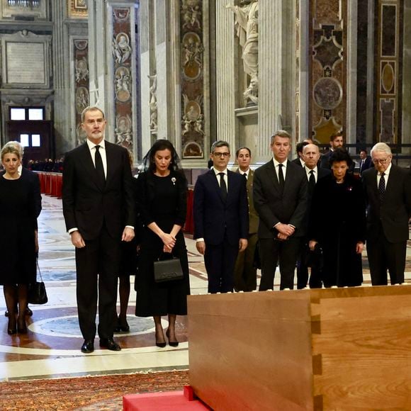 Le roi Felipe VI et la reine Letizia d’Espagne, assistent aux funérailles du pape François devant la basilique Saint Pierre à Rome, le 26 avril 2025. 
© Casa de SM El Rey / Bestimage LALO YASKY / BESTIMAGE