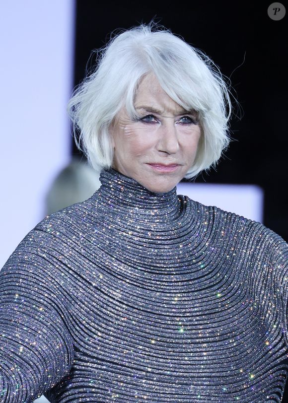 Helen Mirren au défilé « L' OREAL » Collection Prêt-à-Porter Printemps-Été 2026 lors de la Fashion Week de Paris (PFW), le  29 Septembre 2025.
© Denis Guignebourg / Bestimage