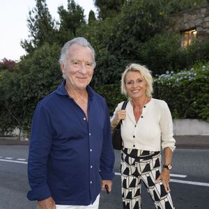 Exclusif - William Leymergie et sa compagne Sophie Davant - Personnalités à la représentation de la pièce de théâtre "Le jour du kiwi" au Théâtre de Verdure lors du 40ème Festival de Ramatuelle. Le 6 août 2024 © Cyril Bruneau / Festival de Ramatuelle / Bestimage