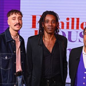Laurent Voulzy et ses fils Cliff Schneider et Julien Voulzy en backstage de l'enregistrement de l'émission "Famille je vous aime" présentée par M.Drucker et qui sera diffusée le 29 décembre sur France 3, au studio Rive gauche, à Paris, France, le 2 décembre 2025. © Gaffiot-Perusseau/Bestimage