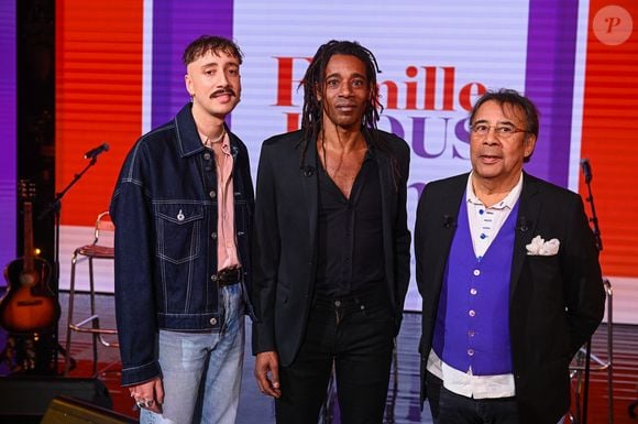 Laurent Voulzy et ses fils Cliff Schneider et Julien Voulzy en backstage de l'enregistrement de l'émission "Famille je vous aime" présentée par M.Drucker et qui sera diffusée le 29 décembre sur France 3, au studio Rive gauche, à Paris, France, le 2 décembre 2025. © Gaffiot-Perusseau/Bestimage