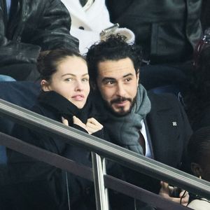 Info - Thylane Blondeau va se marier - Thylane Blondeau et son compagnon Ben Attal - Célébrités dans les tribunes au match de football du PSG face à Nantes (4-2) au Parc des Princes à Paris le 4 mars 2023.
© Cyril Moreau / Bestimage