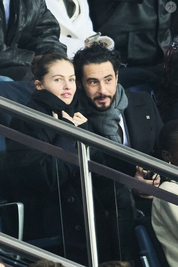 Info - Thylane Blondeau va se marier - Thylane Blondeau et son compagnon Ben Attal - Célébrités dans les tribunes au match de football du PSG face à Nantes (4-2) au Parc des Princes à Paris le 4 mars 2023.
© Cyril Moreau / Bestimage