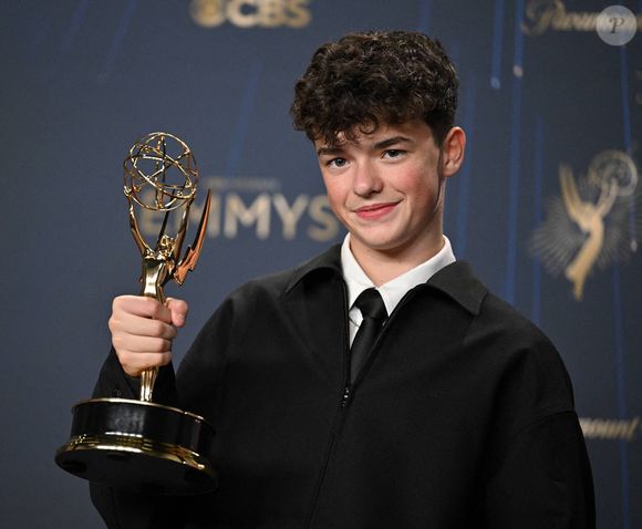 Owen Cooper tient l'Emmy du meilleur second rôle dans une série ou un film d'anthologie pour " Adolescence ", dans les coulisses de la 77e cérémonie annuelle des Primetime Emmy Awards au Peacock Theater à Los Angeles, le dimanche 14 septembre 2025. Photo par Chris Chew/UPI/ABACAPRESS.COM.