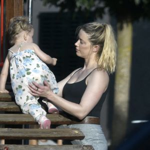 Amber Heard et sa fille Oonagh Paige Heard à Palma de Majorque, Espagne, le 10 octobre 2022. Photo par Gtres/ABACAPRESS.COM