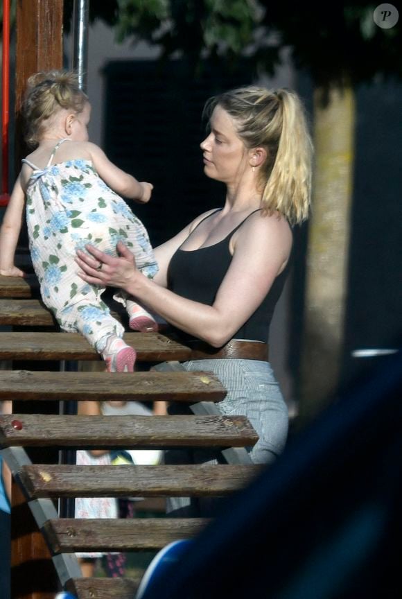 Amber Heard et sa fille Oonagh Paige Heard à Palma de Majorque, Espagne, le 10 octobre 2022. Photo par Gtres/ABACAPRESS.COM