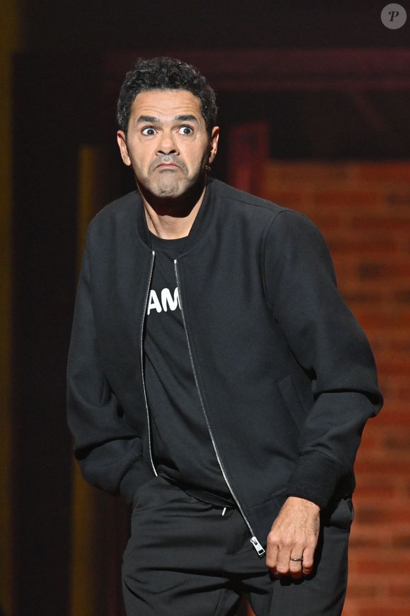 N'ayant rien loupé de la scène, le papa de Léon et Lila s'est empressé de l'immortaliser sur ses réseaux sociaux... Et la vidéo est rapidement devenue virale ! 

Jamel Debbouze présente les humoristes du Jamel Comedy Club sur la scène du palais Nikaia à Nice, le 27 février 2025. Se sont succédés Antek, Doully, I.Djadel, J.Santini, Nordine Ganso, R.Harjane et Kino en première partie. © Bruno Bebert / Bestimage