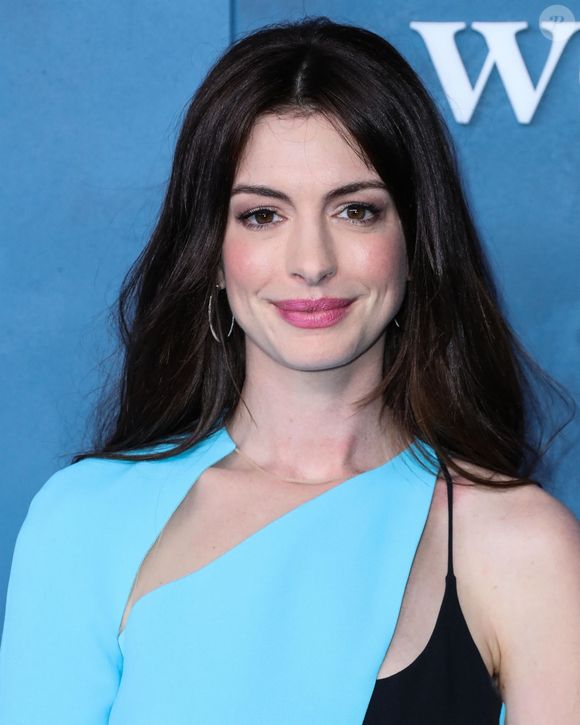 Anne Hathaway au photocall lors de la première de la série "WeCrashed" à l'Academy Museum à Los Angeles le 17 mars 2022. © Backgrid USA / Bestimage