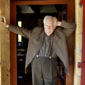 Archive - Décès de Pierre Bellemare à l'âge de 88 ans - Pierre Bellemare pose dans sa maison de campagne près de Bergerac, Dordogne, France, le 22 octobre 2011.  © Patrick Bernard/Bestimage