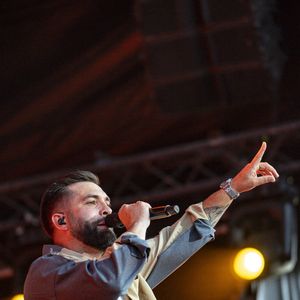 Kendji Girac en concert lors du festival de musique du Printemps de Perouges au Chateau de Saint-Maurice-de-Remens le 29 juin 2025. © Sandrine Thesillat / PsNewZ / Bestimage