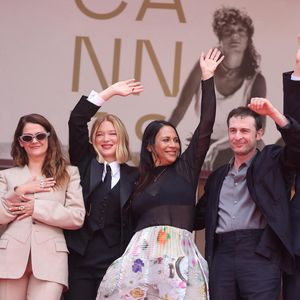 C'est le réalisateur sud-coréen Park Chan-wook qui préside le jury cette année.


Lucas Harari, Jonathan Turnbull, Victoire Du Bois, Léa Seydoux, Shanti Masud, Arthur Harari, Niels Schneider, Lilith Grasmug - Montée des marches du film " L'inconnue" lors du 79ème Festival International du Film de Cannes, le 18 mai 2026. © Jacovides-Moreau / Bestimage