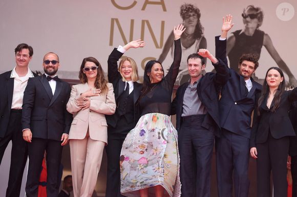 C'est le réalisateur sud-coréen Park Chan-wook qui préside le jury cette année.


Lucas Harari, Jonathan Turnbull, Victoire Du Bois, Léa Seydoux, Shanti Masud, Arthur Harari, Niels Schneider, Lilith Grasmug - Montée des marches du film " L'inconnue" lors du 79ème Festival International du Film de Cannes, le 18 mai 2026. © Jacovides-Moreau / Bestimage