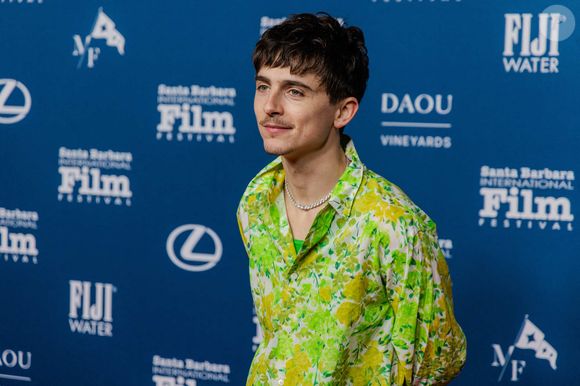 Le 11 février 2025, Sanra Barbara, Californie, USA : Timothée Chalamet est excité dans une chemise verte et jaune à imprimé floral et un jean bleu sur le tapis rouge du théâtre Arlington pour le 40ème Festival International du Film de Santa Barbara 2025. Il acceptera le Prix de l'Artiste de l'Année de l'Arlington. (Crédit image : © Amy Katz/ZUMA Press Wire)
