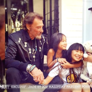 Extrait de l'interview de Jade et Joy Hallyday interviewées par Audrey Crespo-Mara dans Sept à huit, sur TF1.