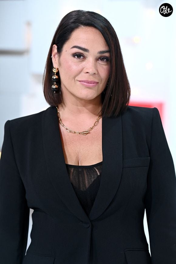 "Le métier a encore un peu de mal à sortir des stéréotypes. Quand on est ronde, on est forcément dans la bonhomie, la volupté ou les personnages de filles un peu cocasses", regrette-t-elle. 

Exclusif - Lola Dewaere - Enregistrement de l'émission "Vivement Dimanche" au Studio Gabriel, présentée par M.Drucker, et diffusée sur France 3, de 13h30 à 15h, le 28 août
© Guillaume Gaffiot / Bestimage
