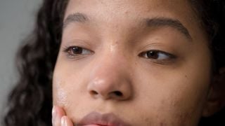 Ces soins beauté sont à intégrer d'urgence dans votre routine pour vous aider à protéger votre peau de la pollution