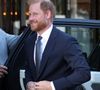 Durant la cérémonie, il a échangé avec des lauréats et leurs familles.

Le prince Harry arrivant à l'hôtel du Royal Lancaster à Londres. © GOFF  / BESTIMAGE