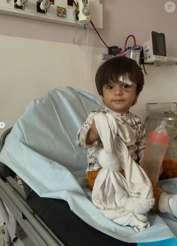 "Merci aux pompiers de Beaucaire qui ont attendu mon arrivée à l’hôpital avant de partir, et qui sont arrivés cinq minutes après qu’on les ai appelés, chapeau", a rapporté Mathieu sur Instagram, dévoilant des photos du garçon de 2 ans pris en charge.

Ezio, le fils de Mathieu, victime d'une grave chute.