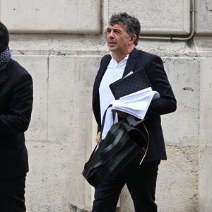 Exclusif - Stéphane Plaza arrive à la Maison de la Chimie à Paris avec ses avocats pour donner une conférence de presse le 5 juin 2025. Agence / Bestimage