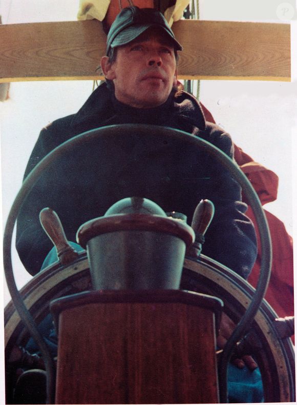 Le 9 octobre 1978, Jacques Brel s’est éteint à l’hôpital Avicenne de Bobigny, emporté par un cancer du poumon à 49 ans. Selon ses souhaits, il a été inhumé trois jours plus tard dans le petit cimetière d’Atuona, sur l’île de Hiva Oa, aux Marquises.

Archives - Collection particulière de Maddly Bamy - Voyage de Jacques Brel et sa compagne Maddly Bamy en voilier, "L'Askoy II", jusqu'aux iles Marquises. © Collection particuliere Maddly Bamy / IMAGEBUZZ / BESTIMAGE