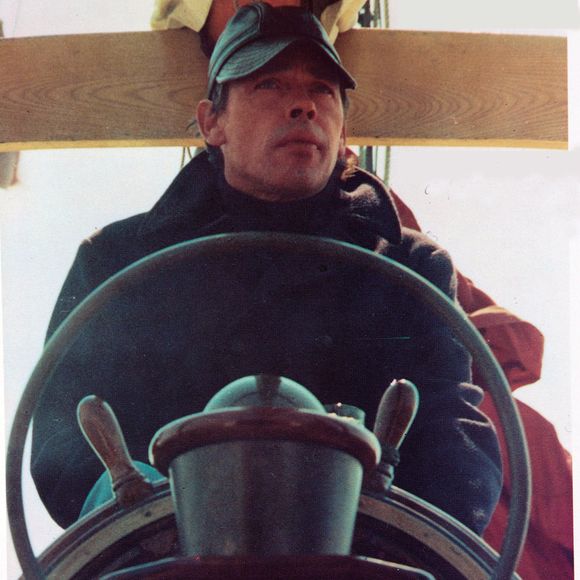 Le 9 octobre 1978, Jacques Brel s’est éteint à l’hôpital Avicenne de Bobigny, emporté par un cancer du poumon à 49 ans. Selon ses souhaits, il a été inhumé trois jours plus tard dans le petit cimetière d’Atuona, sur l’île de Hiva Oa, aux Marquises.

Archives - Collection particulière de Maddly Bamy - Voyage de Jacques Brel et sa compagne Maddly Bamy en voilier, "L'Askoy II", jusqu'aux iles Marquises. © Collection particuliere Maddly Bamy / IMAGEBUZZ / BESTIMAGE