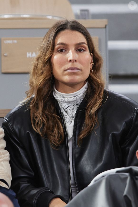 L'équipe a finalement décidé de s'adapter à la situation, offrant à l'émission une dimension humaine particulièrement intime et profonde.

Laury Thilleman - Célébrités dans les tribunes des Internationaux de France de tennis de Roland Garros 2024 à Paris, le 29 mai 2024.
© Moreau / Jacovides / Bestimage