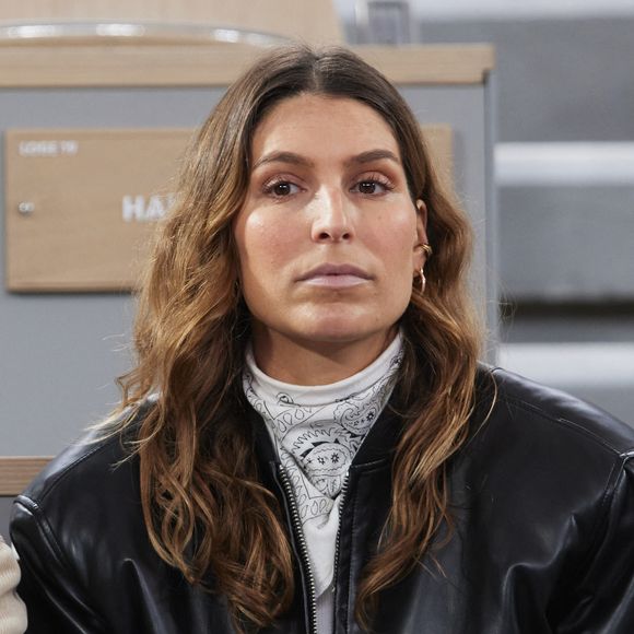 L'équipe a finalement décidé de s'adapter à la situation, offrant à l'émission une dimension humaine particulièrement intime et profonde.

Laury Thilleman - Célébrités dans les tribunes des Internationaux de France de tennis de Roland Garros 2024 à Paris, le 29 mai 2024.
© Moreau / Jacovides / Bestimage