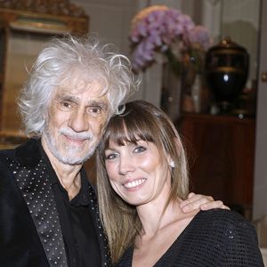 Au milieu des paysages époustouflants de la Corse, le couple a pu admirer l'éclipse comme des millions de Français. 

Louis Bertignac et sa femme Laetitia Brichet lors de la soirée des "Stéthos d'or 2023" à l'hôtel Four Seasons George V à Paris le 27 mars 2023.

© Cédric Perrin / Bestimage