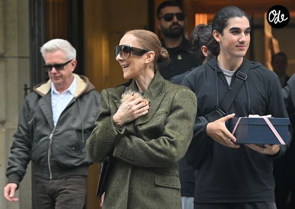 Céline Dion, accompagnée de ses fils Eddy et Nelson Angelil, quitte le palace Royal Monceau à La Plenitude Arena à Paris, après 16 concerts en cinq semaines devant près de 500.000 personnes, le 19 octobre 2026. 
© Christian Liewig / Bestimage