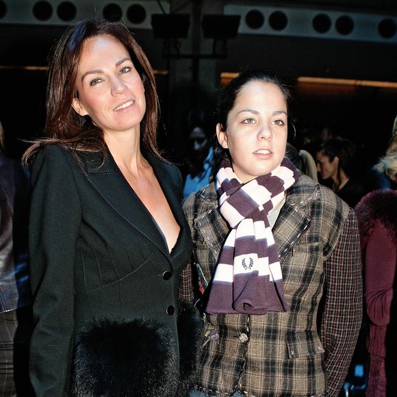 Rosalie Van Breemen et sa fille Anouchka Delon n'ont pas forcément eu des "rapports simples" mais la situation s'est arrangée depuis peu, malgré la distance géographique...

Rosalie Van Breemen et sa fille Anouchka Delon assistent à la présentation de la collection prêt-à-porter printemps-été 2006 du créateur italien Valentino à Paris, France, le 9 octobre 2005. Photo par Nebinger-Orban-Zabulon/Abaca