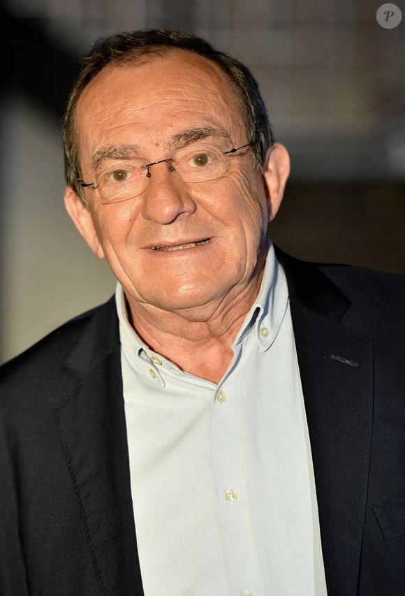 Jean-Pierre Pernaut - Jean-Pierre Pernaut et sa femme Nathalie Marquay lors de l'enregistrement de l'émission "Animaux Stars" le 23 novembre 2021, qui sera diffusée le 5 février 2022 sur la chaine Animaux. L'ancien présentateur du journal de 13h vient de révéler d'être atteint d'un cancer du poumon © Veeren/Bestimage