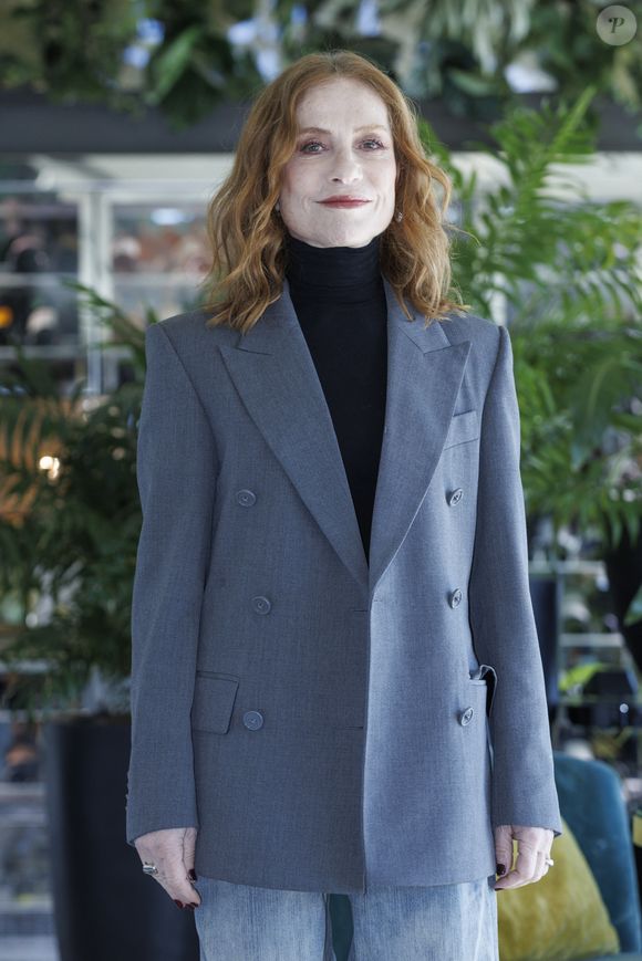 Le 8 avril 2026, Rome, Italie : Isabelle Huppert assiste au photocall pour le film "La donna più ricca del mondo" au Sofitel HTL Villa Borghese. (Crédit photo : © Emanuela Vertolli/SOPA Images via ZUMA Press / Bestimage Wire / Bestimage)