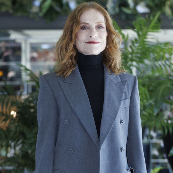 Le 8 avril 2026, Rome, Italie : Isabelle Huppert assiste au photocall pour le film "La donna più ricca del mondo" au Sofitel HTL Villa Borghese. (Crédit photo : © Emanuela Vertolli/SOPA Images via ZUMA Press / Bestimage Wire / Bestimage)