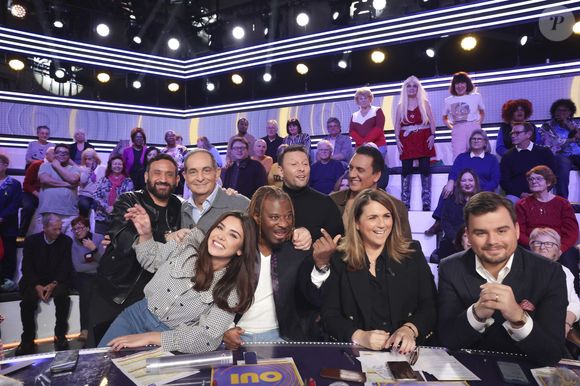 Exclusif - Cyril Hanouna, Bahia Carla, Laurent Fontaine, Rost, Raymond Aabou, Valérie Benaim, Dany Brillant, Gauthier Le Bret,  sur le plateau de l’enregistrement de l’émission « Face à Hanouna » (dernière) présentée par C.Hanouna et diffusée sur C8 le 1er décembre 2024, à Paris, France, le 28 novembre 2024. © Jack Tribeca / Bestimage