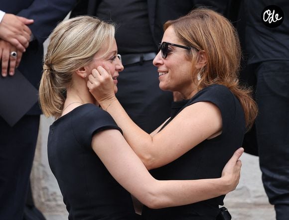 Léa Salamé et Audrey Crespo-Mara assistent aux funérailles de Thierry Ardisson à l'église Saint-Roch à Paris, en France, le 17 juillet 2025. Journaliste de télévision, animateur et producteur français pionnier, surnommé « l'Homme en noir », Thierry Ardisson est décédé d'un cancer le 14 juillet à l'âge de 76 ans. Photo : ABACAPRESS.COM