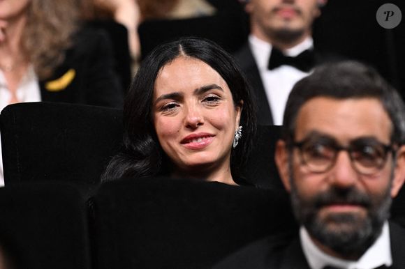 La réalisatrice et scénariste française Hafsia Herzi réagit après que l'actrice française Nadia Melliti a reçu le Prix d'interprétation féminine pour son rôle dans le film "La Petite dernière" lors de la cérémonie de clôture de la 78e édition du Festival de Cannes à Cannes, France, le 24 mai 2025. Photo de David Niviere/ABACAPRESS.COM