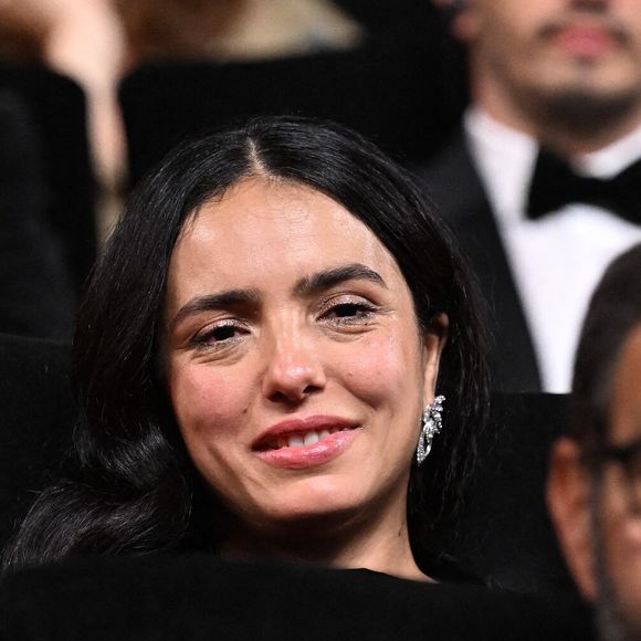 La réalisatrice et scénariste française Hafsia Herzi réagit après que l'actrice française Nadia Melliti a reçu le Prix d'interprétation féminine pour son rôle dans le film "La Petite dernière" lors de la cérémonie de clôture de la 78e édition du Festival de Cannes à Cannes, France, le 24 mai 2025. Photo de David Niviere/ABACAPRESS.COM