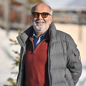 Gérard Jugnot participe au photocall du film Y A Pas De Reseau lors du 28ème Festival du Film de l'Alpe d'Huez à l'Alpe d'Huez, France, le 15 janvier 2025. Photo by Julien Reynaud/APS-Medias/ABACAPRESS.COM
