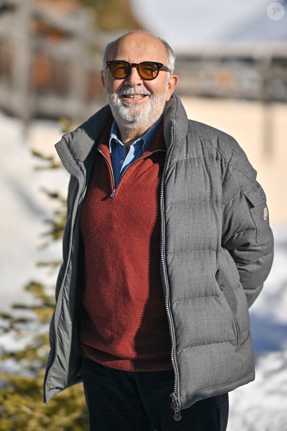 Gérard Jugnot participe au photocall du film Y A Pas De Reseau lors du 28ème Festival du Film de l'Alpe d'Huez à l'Alpe d'Huez, France, le 15 janvier 2025. Photo by Julien Reynaud/APS-Medias/ABACAPRESS.COM