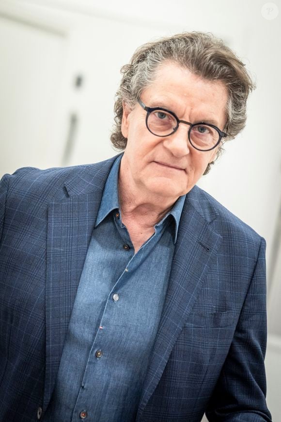 Dans les colonnes du magazine "Gala", l’interprète du célèbre "Je suis malade" a confié son immense honneur d’avoir vu un grand nom de la chanson française se joindre à l’émission pour interpréter "La chanteuse a 20 ans".

Exclusif - Francis Cabrel en backstage de l'enregistrement de l'émission "Serge Lama, le dernier rappel" présentée par F. Bollaert, diffusée le vendredi 21 novembre 2025 sur France 3 à 21h10, au théâtre Marigny à Paris, France, le 29 avril 2025. © Clovis-Moreau/Bestimage