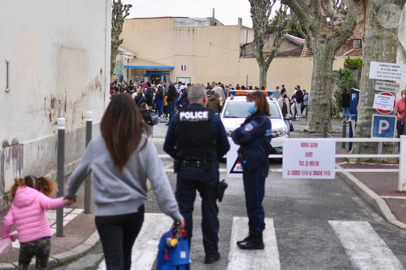 Un moment fort en émotions pour tous les enfants
 
Illustration le jour de la rentrée scolaire en classe maternelle et primaire à Golfe-Juan, avec un protocole sanitaire strict en raison de l'épidémie de Coronavirus (COVID-19). Le 26 avril 2021
© Lionel Urman / Bestimage