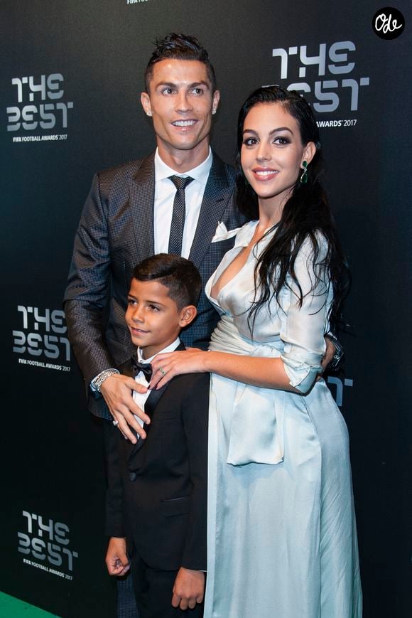 L’acte de mariage, consulté par le Jornal de Notícias, permet désormais d’en savoir davantage sur cette cérémonie civile organisée le mardi 11 août à Cascais, au Portugal. 

Cristiano Ronaldo (meilleur joueur), son fils Cristiano Jr et sa compagne Georgina Rodriguez enceinte - The Best FIFA Football Awards 2017 au London Palladium à Londres, le 23 octobre 2017. © Pierre Perusseau/Bestimage
