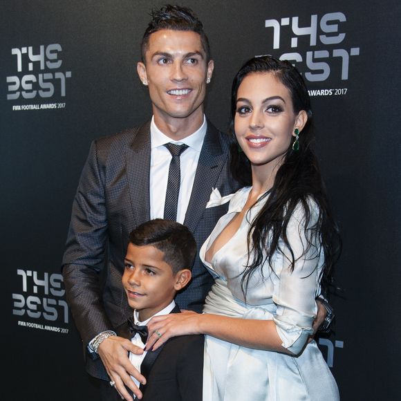 L’acte de mariage, consulté par le Jornal de Notícias, permet désormais d’en savoir davantage sur cette cérémonie civile organisée le mardi 11 août à Cascais, au Portugal. 

Cristiano Ronaldo (meilleur joueur), son fils Cristiano Jr et sa compagne Georgina Rodriguez enceinte - The Best FIFA Football Awards 2017 au London Palladium à Londres, le 23 octobre 2017. © Pierre Perusseau/Bestimage