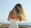 L'été agresse la fibre capillaire à cause des rayons du soleil, de la transpiration ou encore de l'exposition des cheveux au sel et au chlore.
