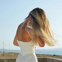 Soleil, sel et chlore ne font pas bon ménage : Les réflexes à adopter pour sauver vos cheveux des pièges des vacances estivales